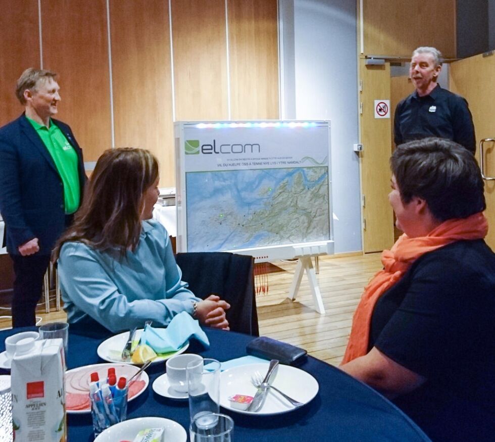 Elcom ved Dagfinn Eriksen overleverer her et kart med lysdioder til barnekroken på Norveg, representert ved Stein Bjørnæs. Dette kunne lære barna både om elektrisitet og distriktet de bodde i.
 FOTO: Synnøve Hanssen