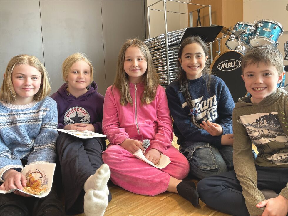 Fra høyre: Kristian Dolmen Jakobsen, Karleen Brandsvikhaug, Hanna Ramstad, Mathilde Johanne Hammernes Øren og Synne Lande storkoste seg under første øvelse med barnekoret.
 Foto: Renate Rosenvinge