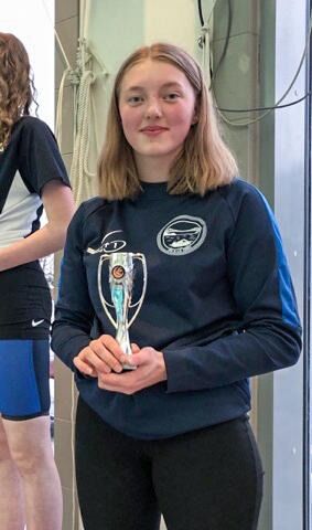 Selma Rosenvinge (15) var eldste deltaker fra Rørvik. Hun kom på en tredjeplass totalt. Hun hadde også med seg flere medaljer fra andre øvelser.
 Foto: Privat
