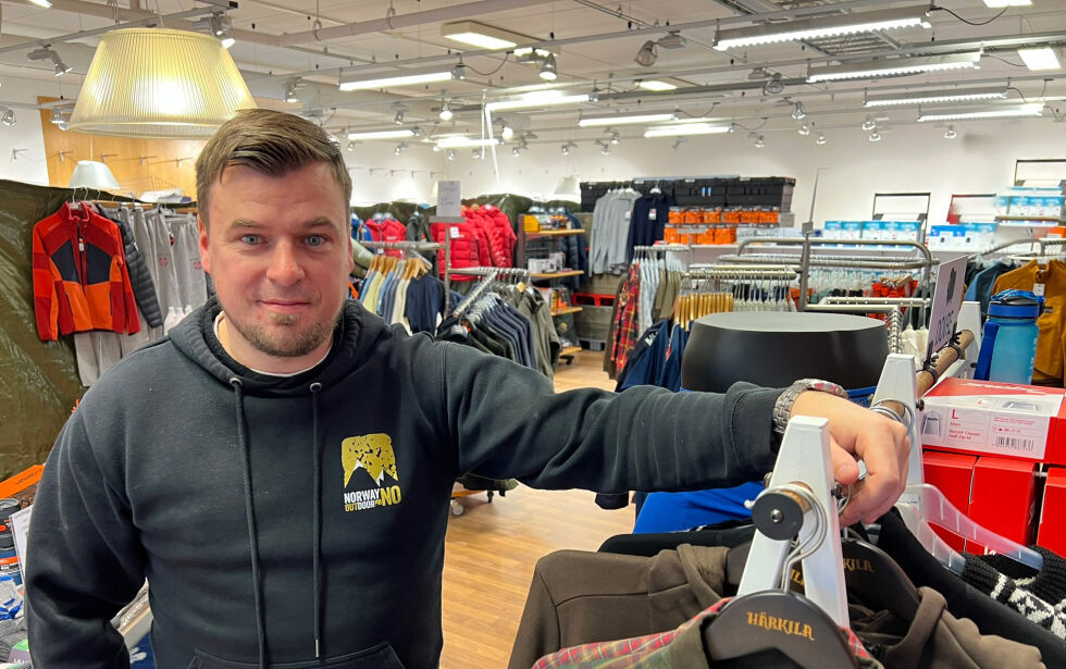 Lars Magnus Øie ønsker folk fra hele ytterdistriktet velkommen til den nye butikken på Kolvereid.
 Foto: Knut Sandersen