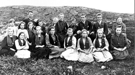Barnelosje "Viknablomen" var samlet til fotografering på Valøya 1922