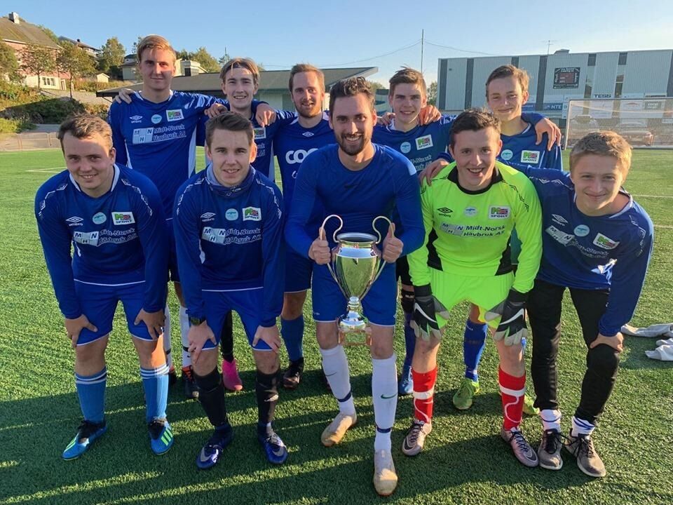 Historiens første vinner av Nærøysundcupen ble Leka. Som her står med vandrepokalen de nå har et napp i.