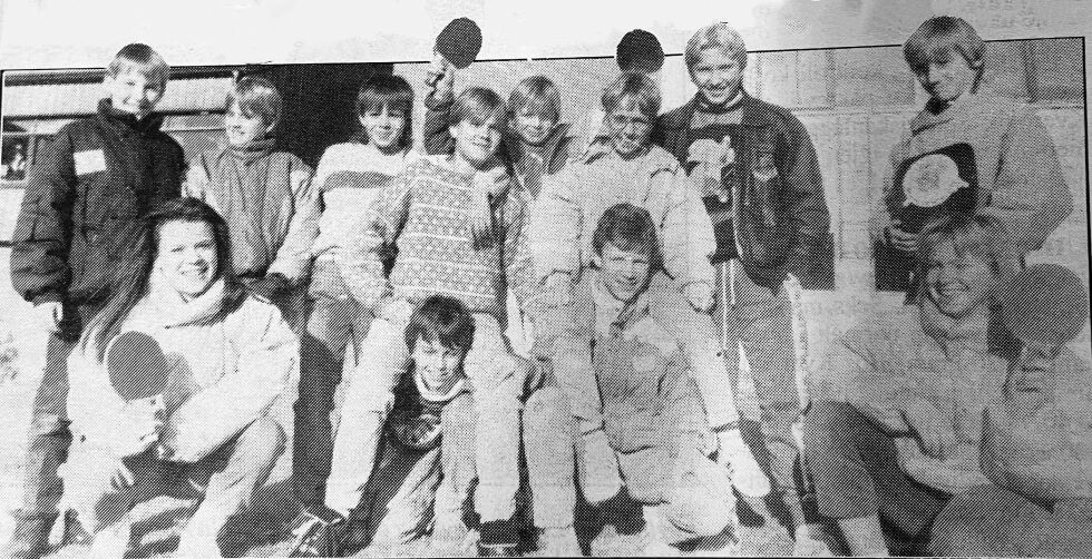 For 33 år siden skulle denne gjengen fra Kula til Herøy og spille bordtennis i Bandacupen.
 Foto: Marit Opland