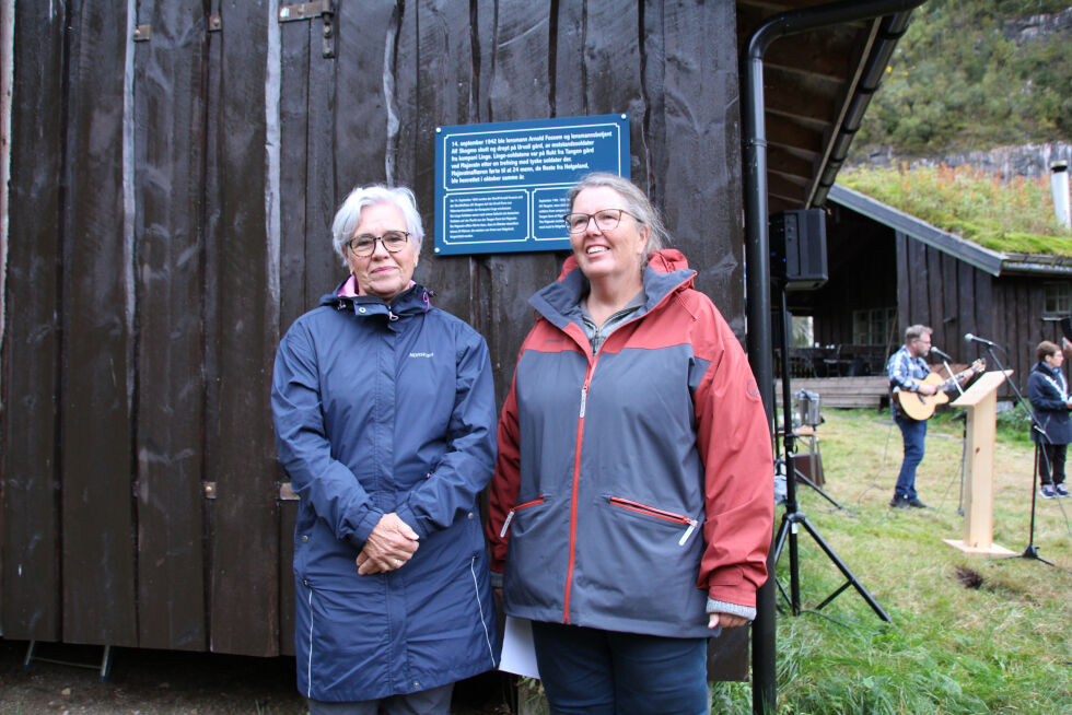 Sissel Vågan fra Brønnøy og Gudrun Fossem fra Bindal satte pris på minnesmerket over deres slektninger.
 Foto: Hild Dagslott