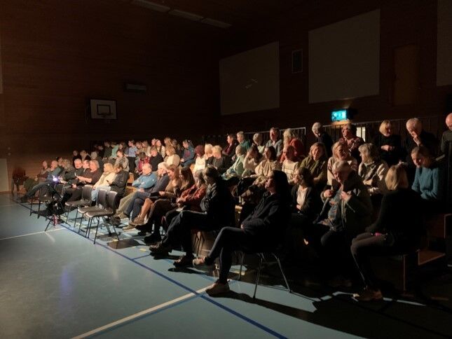 Rundt 80 personer tok turen til Herlaughallen.