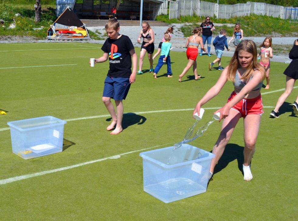 Da elevene fikk høre hva premien for å vinne var så ble det mye fart og litt kaos i konkurransen. De fikk utdelt pappkopper, plastikpose og en sleiv til å flytte vann til et kar.