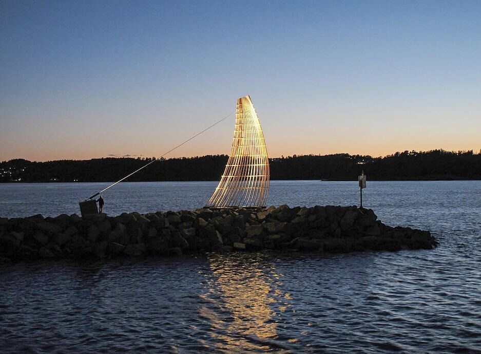 Tor Lindrupsen har også gjort mange kunstprosjekter utenom kirkebygg. Her et av to Heyerdahlmarkeringer gjort i Corten stål og oppført i Larvik i 2011.
