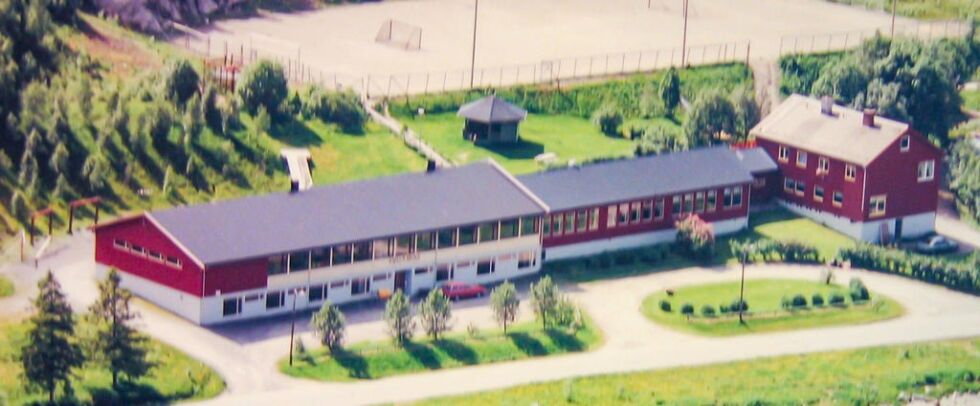 Kjella skole ble nedlagt for seks år siden. Nå vurderes det salg av en del av bygningsmassen.Det er det røde bygget helt til høyre i bildet som vurderes solgt.
 Foto: Bindal kommune