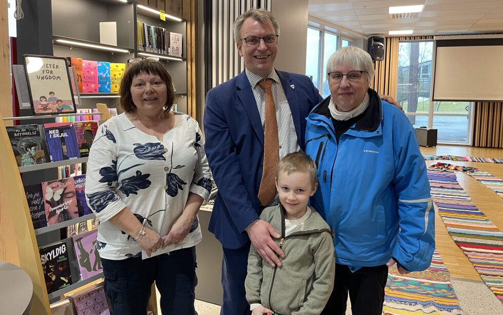 Torunn Neerland og Varaordfører Terje Settenøy med vinnerne Britt Karin Theimann og Jakob Krekling
 Foto: Renate Rosenvinge