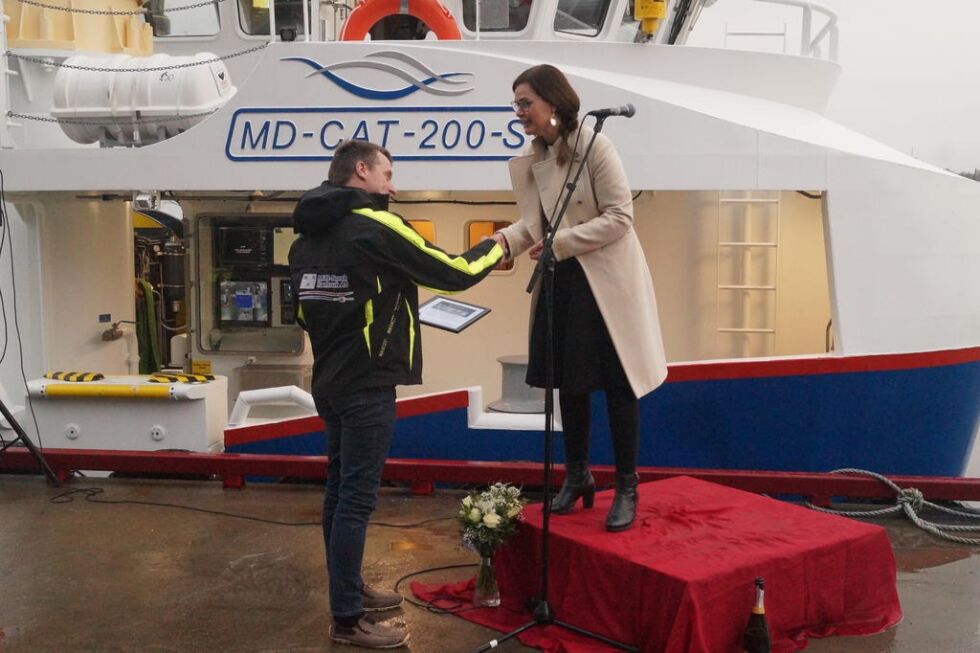 Skipper Kåre Olav Moen mottar dåpsattest fra gudmor Anna Ceselie Brustad Moe.