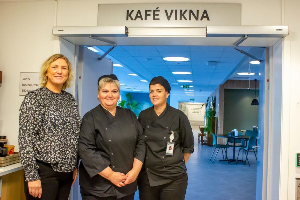 Aktivitetsleder i Nærøysund kommune Tone Iren Nygård sammen med driftsansvarlig Liv-Ida Dekkerhus og kokk Kirsti Dekkerhus fra kjøkkenet på Rørvik Helsesenter.