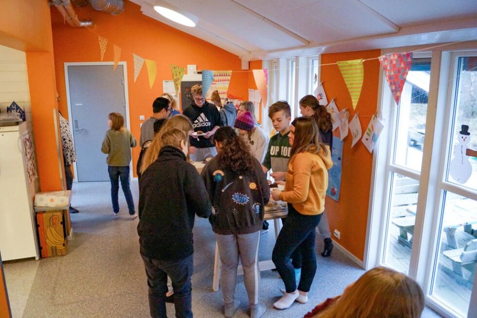 Skoleelevene ved Leka skole kom og feiret barnehagen de fleste av dem har gått i. Her forsyner de seg fra kakebordet.