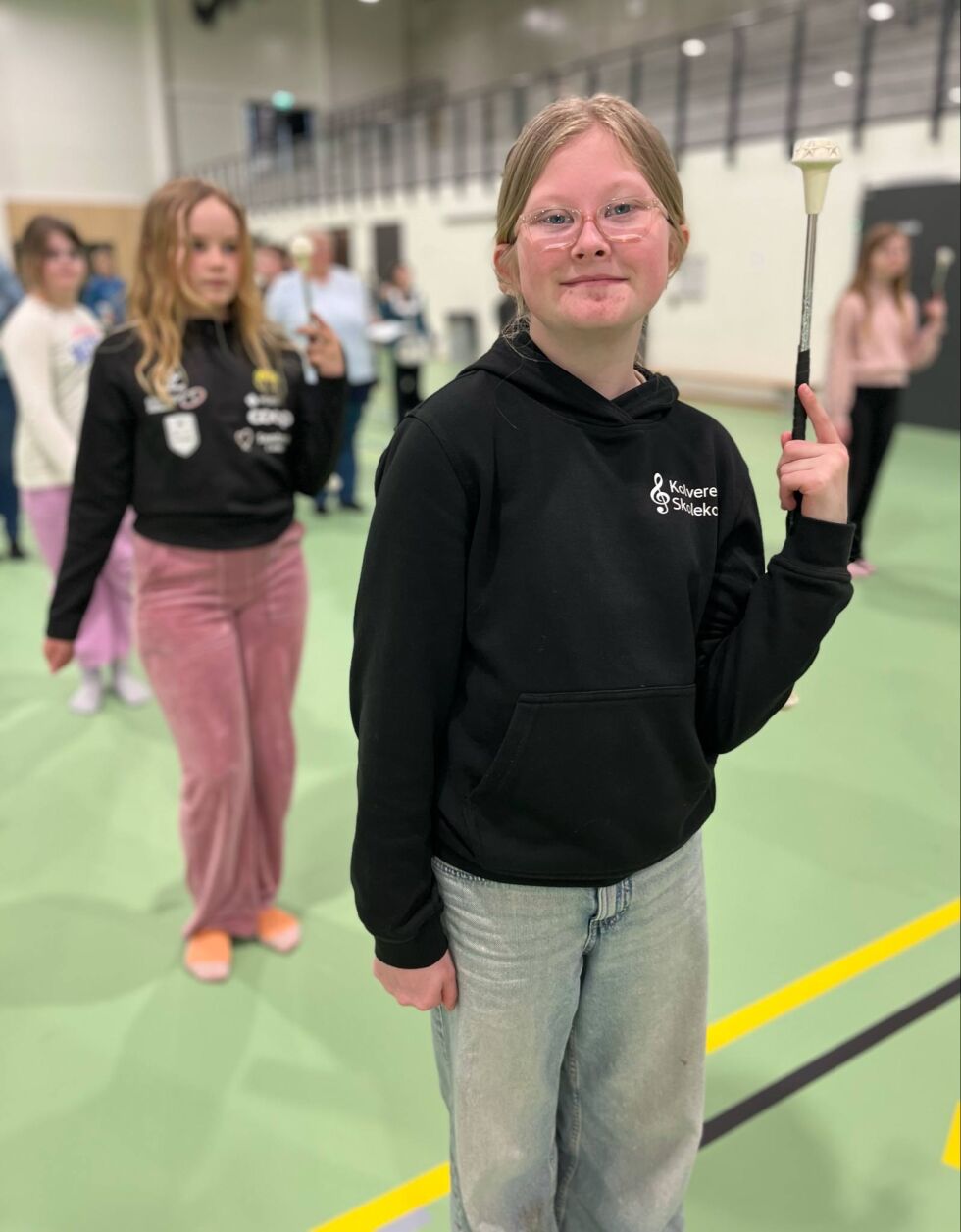 Hannah Øyahals driller i Kolvereid skolekorps og trives godt med det.