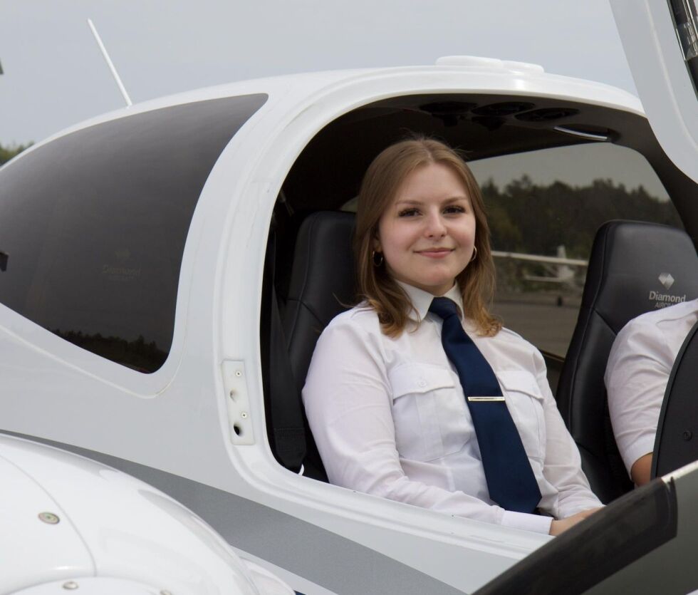 Julie Nilsen har trosset flyskrekken. Nå er hun en av tre kvinnelige pilotstudenter i en klasse på 50.
 Foto: Privat