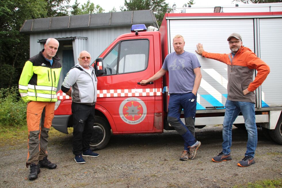 Terje Bøkestad (t.v.) og Jim Aarmo (nr. 3 fra v.) fra det lokale brannvesenet i Bindal kunne på onsdag overlevere den gamle brannbilen til Odd Steinar Rønne (nr. 2 fra v.) og Ståle Bjarghov (t.h.).
 Foto: Hild Dagslott