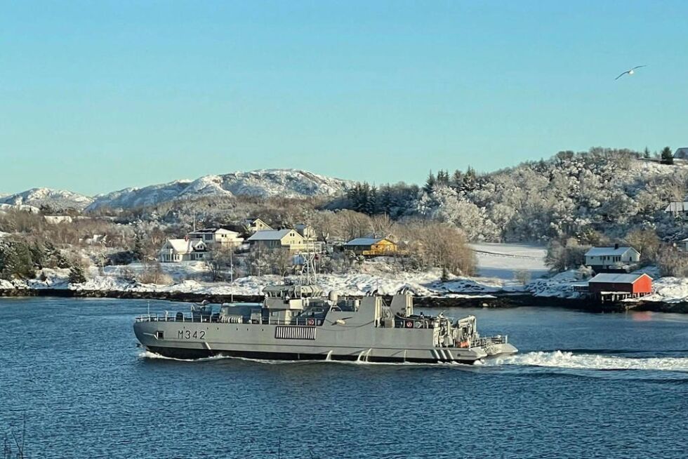 KNM "Måløy" ute på patrulje i går kveld i Nærøysundet.