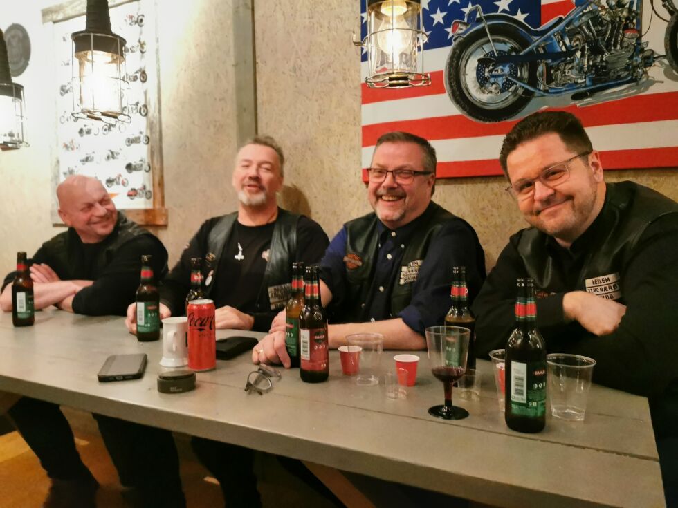 Asle Eide, Stein Bakken, Torbjørn Busch og Jakob Finne vet å ha det sosialt om motorsyklene er parkert for vinteren.