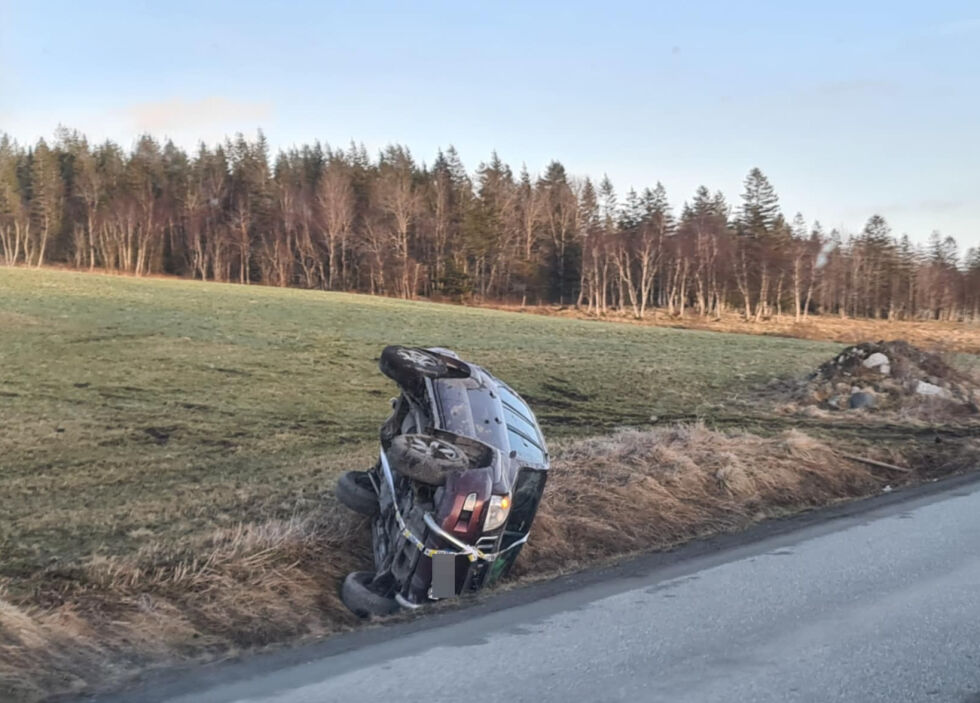 Bilen ble liggende på siden etter utforkjøringen.
 Foto: Christina Dahl