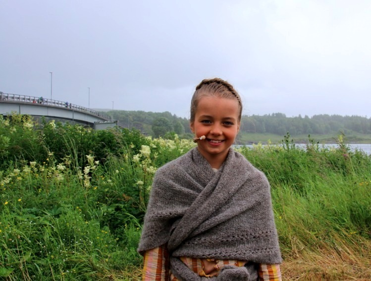 Med et utrykksfullt ansikt og gode skuespillerferdigheter klarte Alma (10) å levere en praktfull formidling av den fryktelige opplevelsen tre år gamle Svanhild opplevde i 1932.
 Foto: Kristin Storfjord