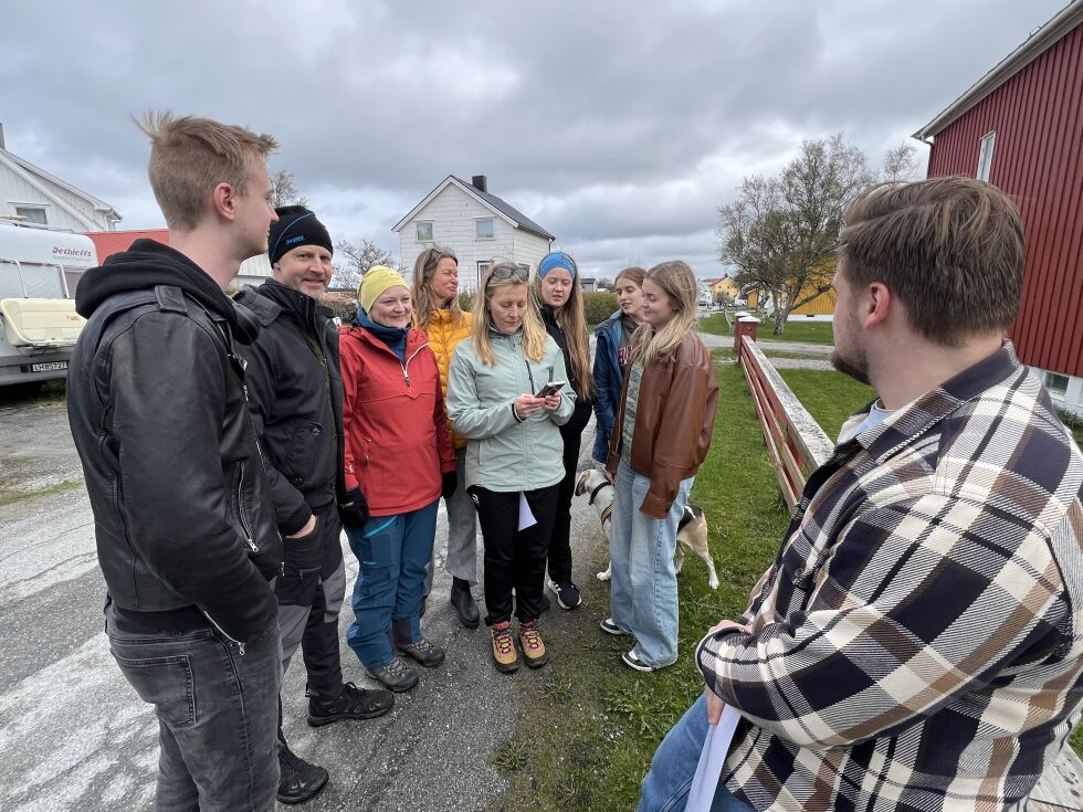 Nye spørsmål diskuteres under veis i løypa.
 Foto: Lillian Lyngstad