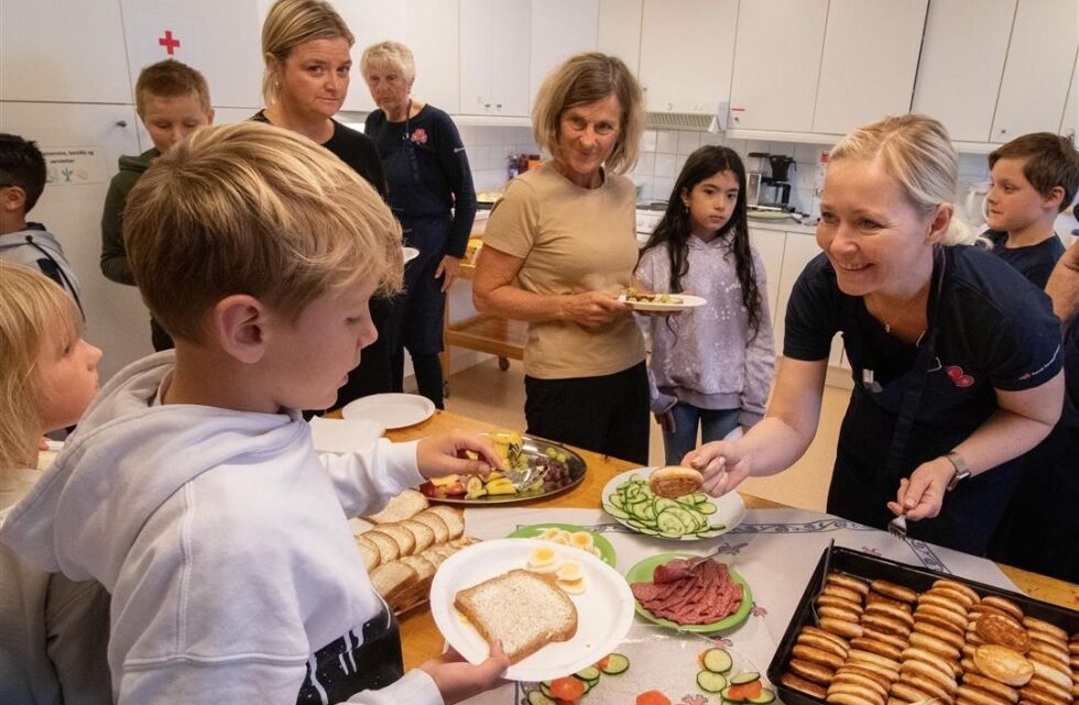 Rørvik Sanitetsforening, her representert ved Linn Ofstad, hjalp elevene med å finne pålegget de hadde lyst på.
 Foto: Nærøysund kommune