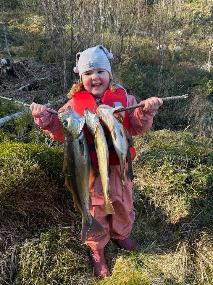 Tiril Sofie 6 år, er veldig fornøyd med fangsten sin 1. Påskedag. Tatt på hytta i Finvika, skriver mormor Kirsten Finvik Torgersen.