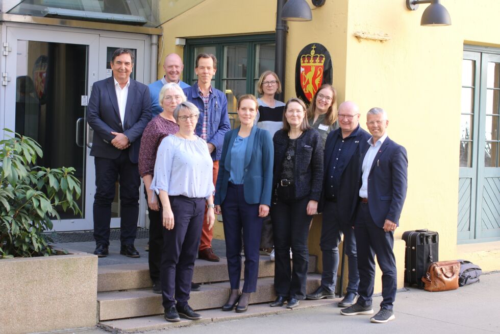 Her er Riksantikvaren Hanna Geiran foran med sine fagfolk, kirkeverge Britt-Tove Edvardsen, Steinar Aspli, Terje Sørvik, Anne-Lise R.Arntsen, Erik Flingtorp og Camilla Vågan.
 Foto: Knut Sandersen