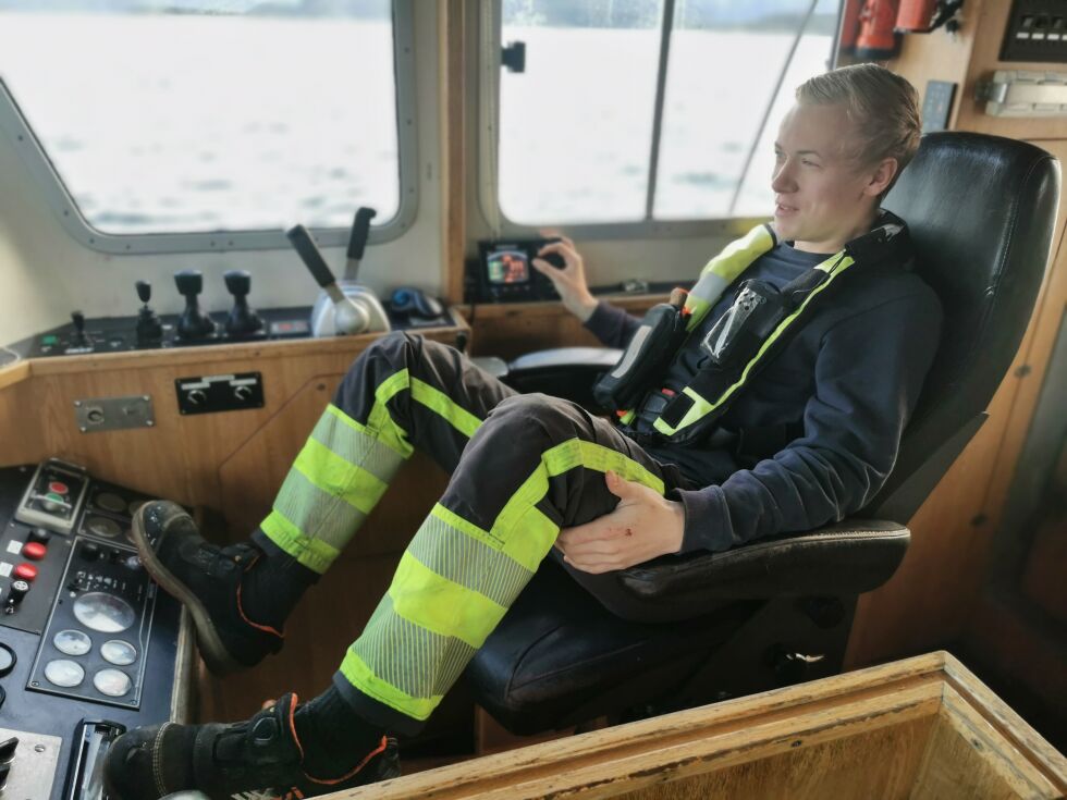 Odd Roger Aardal er allerede en erfaren båtfører. Her får journalisten skyss tilbake til land fra lokalitet Klampvika.
 Foto: Andreas Gatare Øvergård