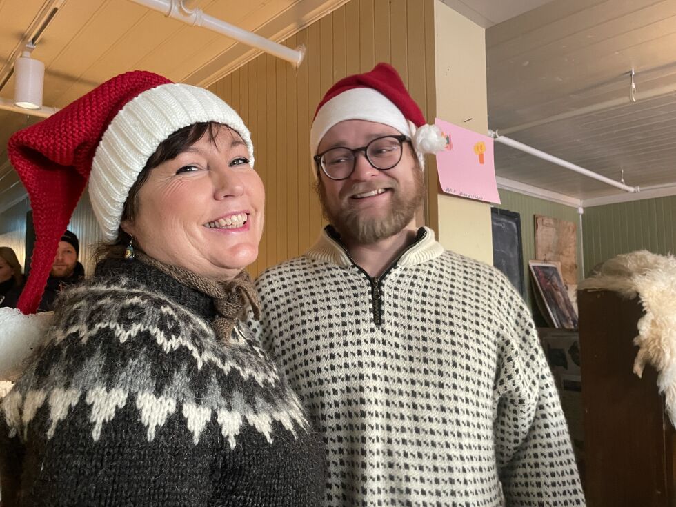 Museumsnissene Kristin Kjønsø og Endre Opheim hjalp mange barn på juleverkstedet i Berggården.
 Foto: Synnøve Hanssen