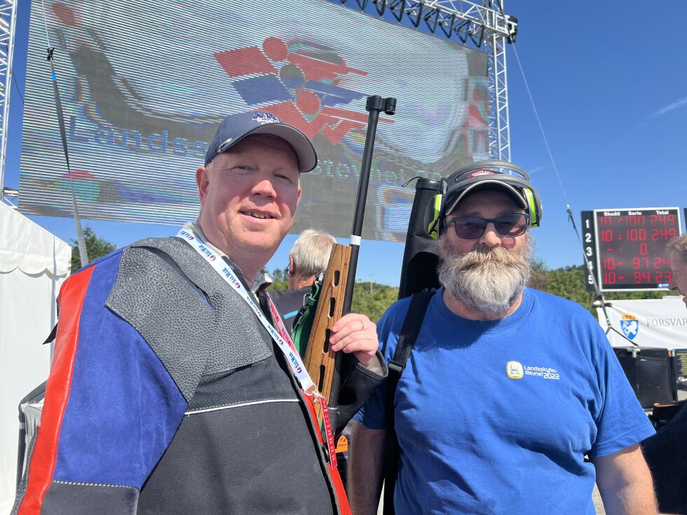 - Snorre har vært helt fantastisk, sier ordfører Amund Hellesø om mentor Snorre Rolandsen i Kolvereid skytterlag.
 Foto: Lillian Lyngstad