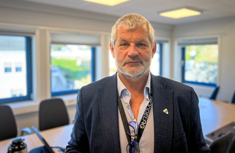 Kommunedirektør Karl-Anton Swensen svarer opp spørsmål fra innbygger Finn Øseth.
 Foto: Knut Sandersen/arkiv