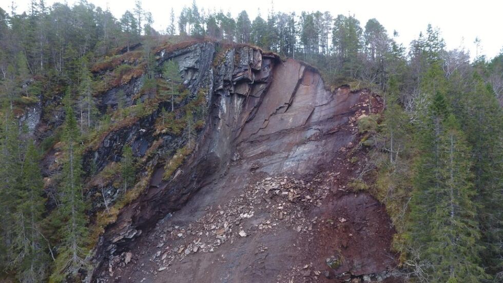 Det raste store mengder stein ut i Årsetfjorden onsdag forrige uke.