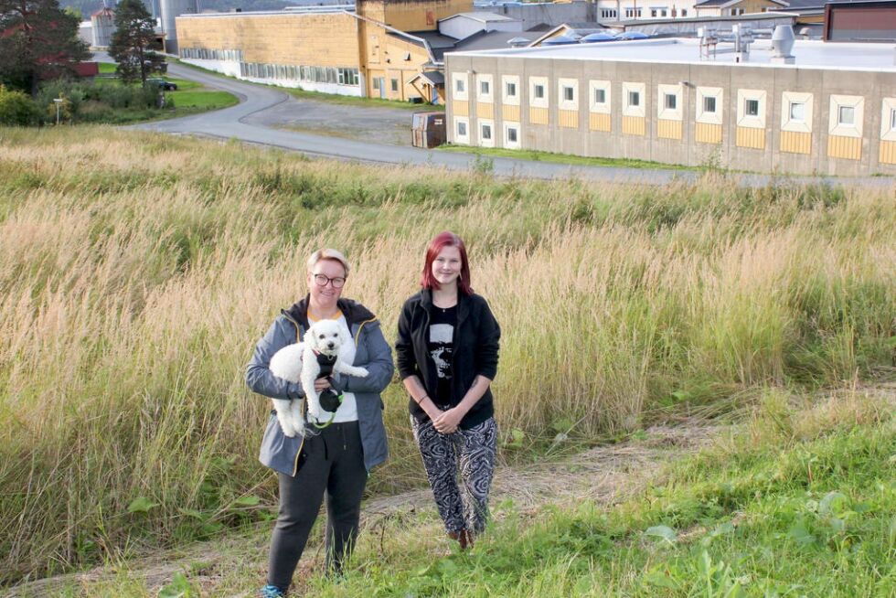 Anette Vikestad og Maja Amdahl står i bresjen for å etablere uteområde for Bindal hundeklubb.