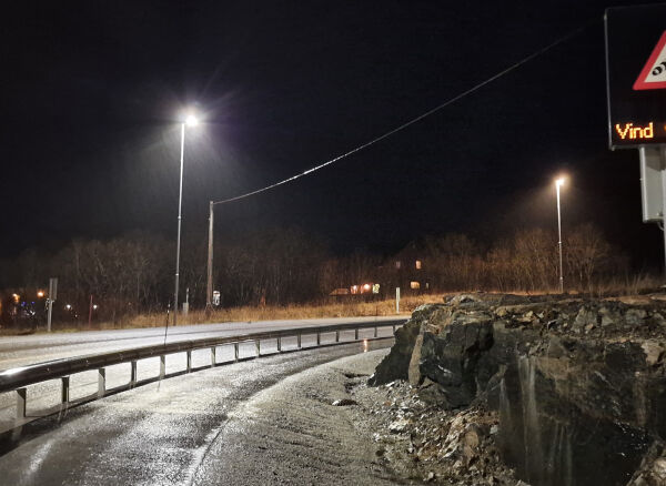 Henger ble tatt av vinden på brua