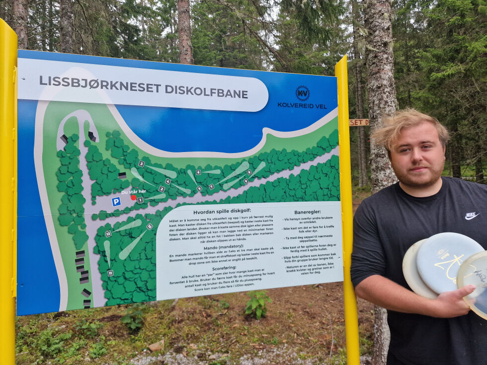 Magnus Rønningen foran Lissbjørkneset diskgolfbane på Kolvereid.
 Foto: Frank Jenssen.