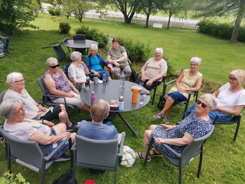 Sanitetskvinnene nyter sommerværet med kaffe i hagen i Prestegården.
 Foto: Malika Normann