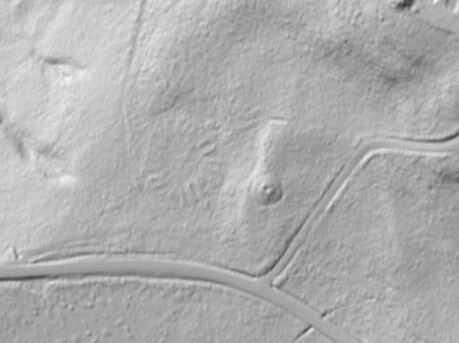 De små hvite strekene på LIDAR-bildet viser hvordan tunet var plassert. T.h. ligger en gravhaug.