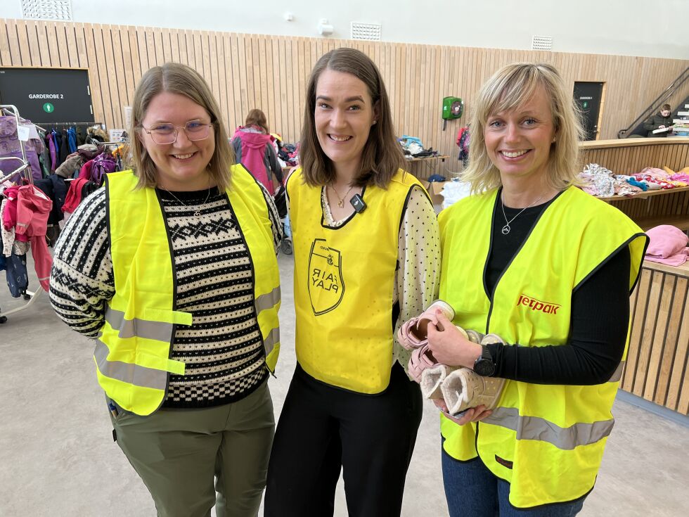 Ida Beisvåg, Anne-Lene Gregersen og Ragnhild Wendelbo Melgård var tre av de frivillige som hjalp til på Utstyrsdagen.
 Foto: Lillian Lyngstad