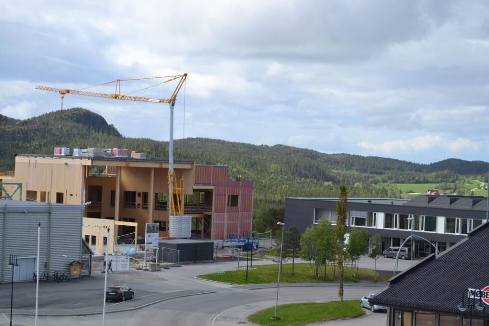 Bygget som skal romme barnetrinnet er under bygging. Like ved er ungdomstrinnet. Navnet til disse som er sendt til innstilling er Kolvereid Skole.