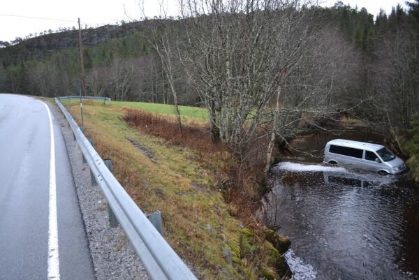 Utforkjøring endte i en elv