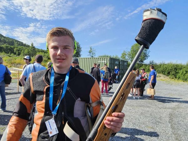 Oliver debuterte med full pott