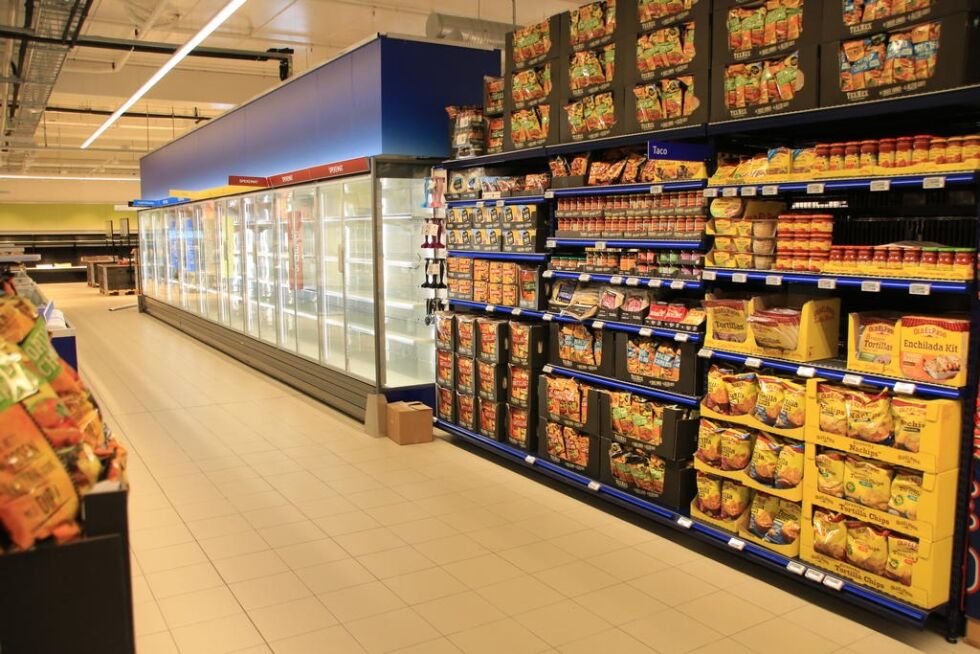 Det meste av tørrvarer er på plass i butikklokalene, tirsdag kommer frysevarene på plass, mens på onsdag skal det fylles på med frukt før den offisielle åpningen på torsdag.
