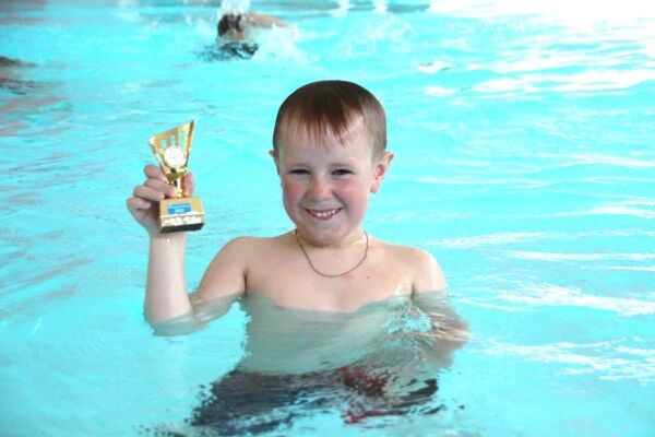 Edvin var så fornøyd at han hoppet i bassenget med premien sin
