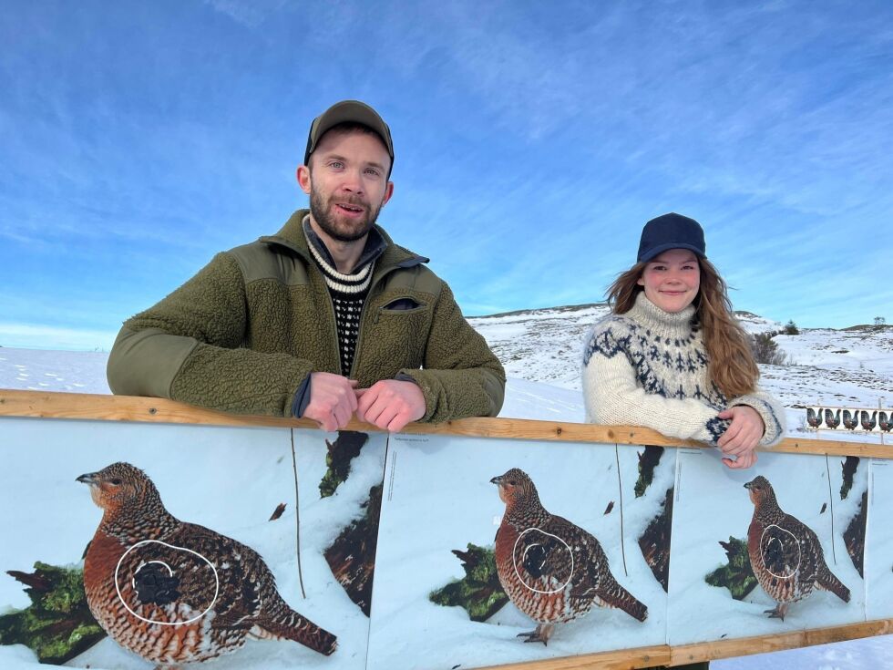 Eirik Sørgård og Ulrikke Strand håper at flere vil bli med på jaktfeltskyting.
 Foto: Lillian Lyngstad