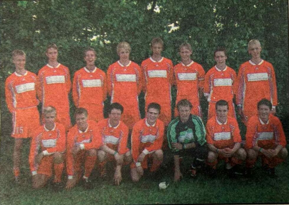 Denne Rørvik-troppen gjorde det sterkt i Dana Cup 2000 og gikk videre til A-sluttspillet etter å ha blitt nummer to i sin pulje. Men fordi Ytringen allerede var trykket den kvelden, fikk leserne aldri vite hvordan småguttelaget til slutt klarte seg. Husker du?