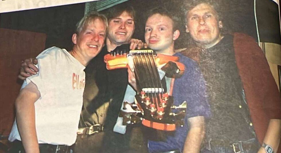 Willie Eidsmo, Walter Olsen-Ryum, Rune Lie Gjesteh og Rolf Pettersen gikk i studio for å spille inn tre fotballsanger.
