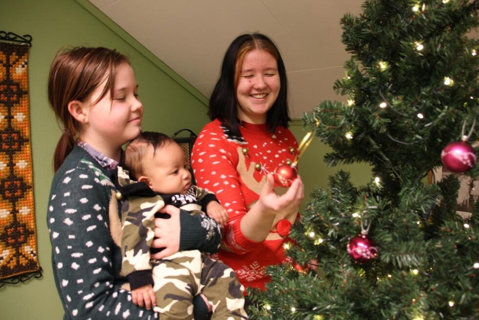Søsknene Pia Enora, Katharina og Karl Mikael ønsker alle en riktig god jul. Send oss gjerne bilder du også.
