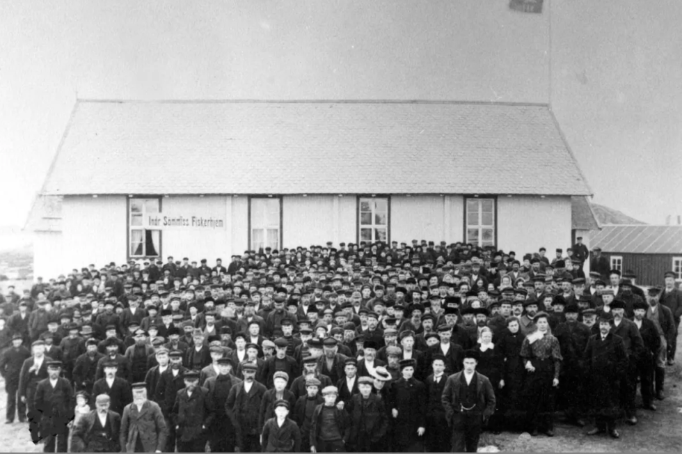 Dette bildet er tatt etter gudstjeneste i Fiskarheimen i Sør-Gjæslingan. Året var 1905.
 Foto: Kystmuseet i Nord-Trøndelag