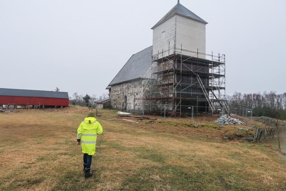 Nærøya kirke er under gjenstand for vedlikehold og forbedringer. Akkurat som resten av øya.
