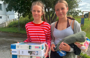 Ung og gammel gikk mann av huse for å besøke bruktbutikk